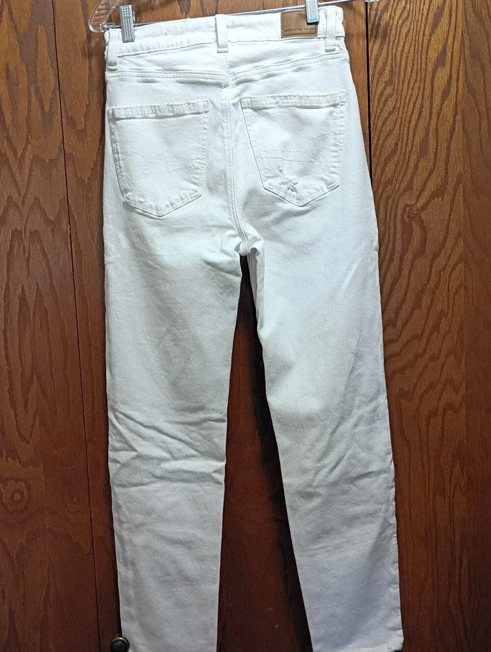 American Eagle Outfitters White Distressed Skinny Jeans with stretch.